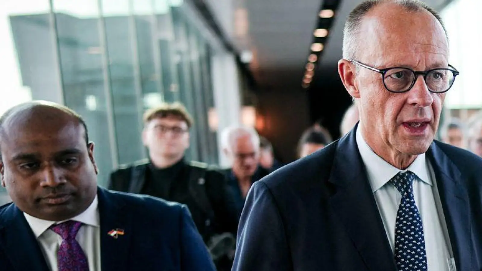 Bundeskanzler Merz ist zum Auftakt seiner Asienreise in Singapur eingetroffen. (Foto: Kay Nietfeld/dpa)