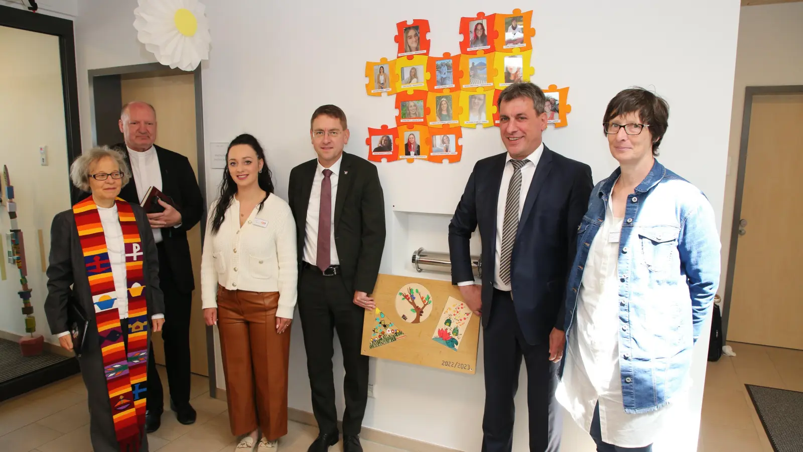 Trafen sich zur Einweihung der Kindertagesstätte (von links): Pfarrerin Heimtraud Walz, Pfarrer Hans Josef Peters, die stellvertretende Leiterin Olga Romanidi, Landrat Dr. Jürgen Ludwig, Windsbachs Bürgermeister Matthias Seitz und die Leiterin der KiBa, Karin Lehner. (Foto: Alexander Biernoth)