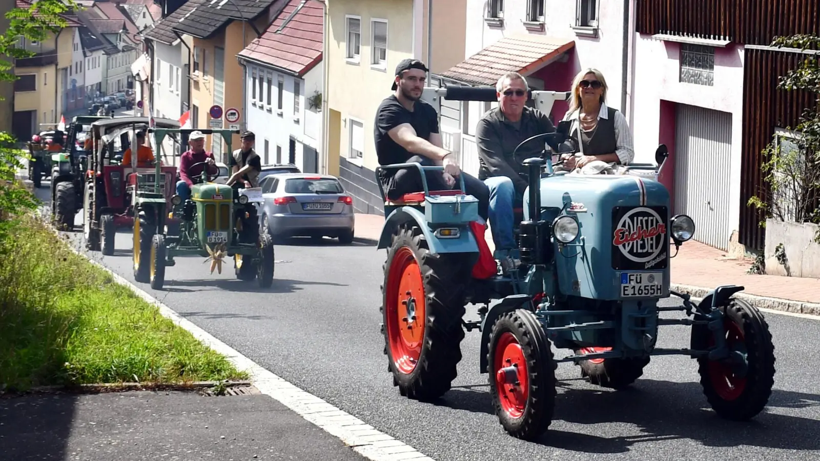 Schlepper, Autos und Motorräder waren im Rahmen einer kleinen Ausfahrt rund um Wilhermsdorf unterwegs. (Foto: Gudrun Schwarz)