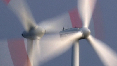 Zwei Windräder drehen sich bei heftigem Wind vor wolkenüberzogenem Himmel. (Foto: Karl-Josef Hildenbrand/dpa)