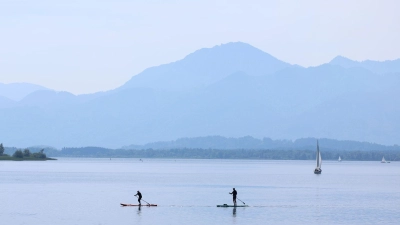 Bayerns Seen und Flüsse sind nicht nur bei Urlaubern sehr beliebt - auch zur Energiegewinnung können sie einen wichtigen Beitrag leisten. Neben der Wasserkraft bietet sich vielerorts im Land auch die sogenannte Gewässerthermie an. (Illustration) (Foto: Karl-Josef Hildenbrand/dpa)