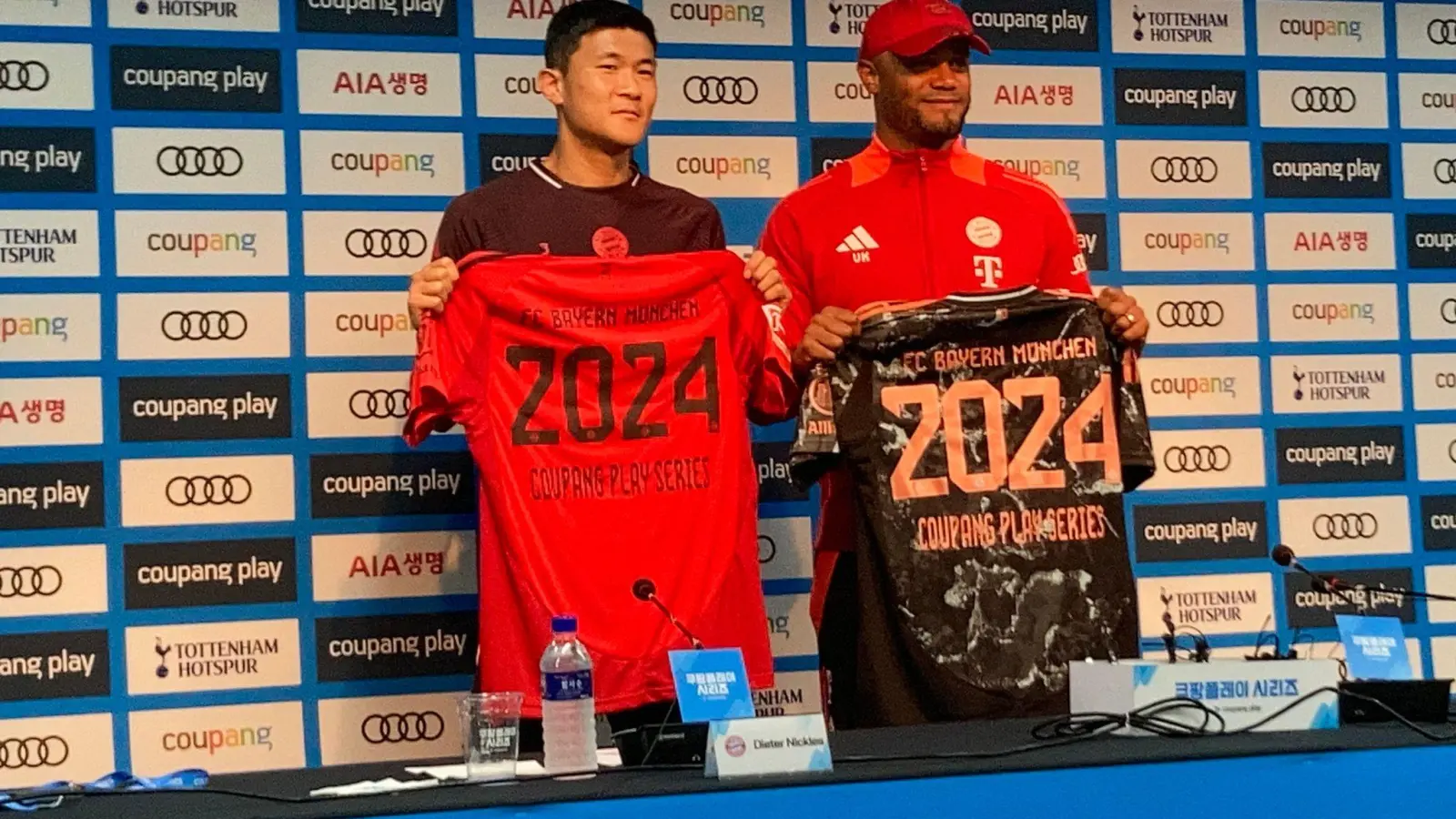 Trainer Vincent Kompany (r) mit Bayerns Südkorea-Star Minjae Kim vor dem Testspiel gegen Tottenham. (Foto: Klaus Bergmann/dpa)