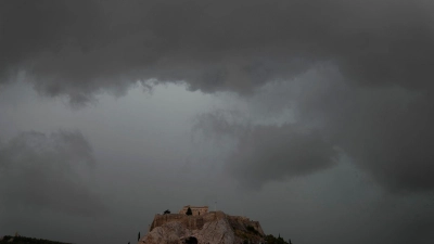 Die niedrigen Temperaturen überraschten zahlreiche Touristen, die eigentlich mit frühsommerlichem Wetter gerechnet hatten. (Archivfoto) (Foto: Thanassis Stavrakis/AP/dpa)