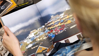 Oh, wie schön! Fotobücher sind beliebte Weihnachtsgeschenke.  (Foto: Mascha Brichta/dpa-tmn)