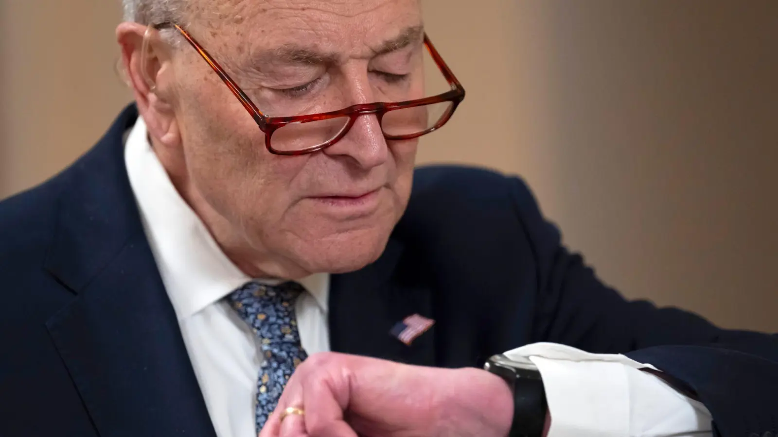 Das war knapp! Nur Stunden vor einem drohenden Shutdown der Behörden in den USA konnten sich die Demokraten unter ihrem Minderheitenführer im Senat, Chuck Schumer, auf eine Zustimmung zum US-Haushalt einigen.  (Foto: Ben Curtis/AP/dpa)