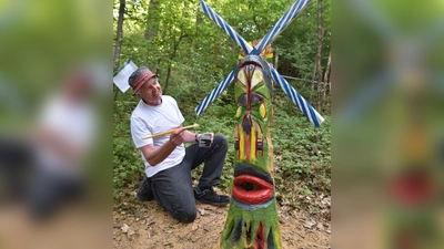 Reinhard Ipfling arbeitet derzeit an dem bei weitem buntesten Werk seines Skulpturenpfads, einem Marterpfahl. (Foto: Andreas Reum)