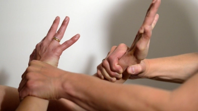 Gewalt kann auch von Frauen ausgehen. (Symbolbild) (Foto: Maurizio Gambarini/dpa)