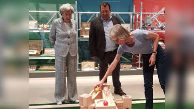 Das Team des Knauf-Museums Iphofen beim Aufbau der neuen Sonderausstellung. (Foto: Carmen Lechner)