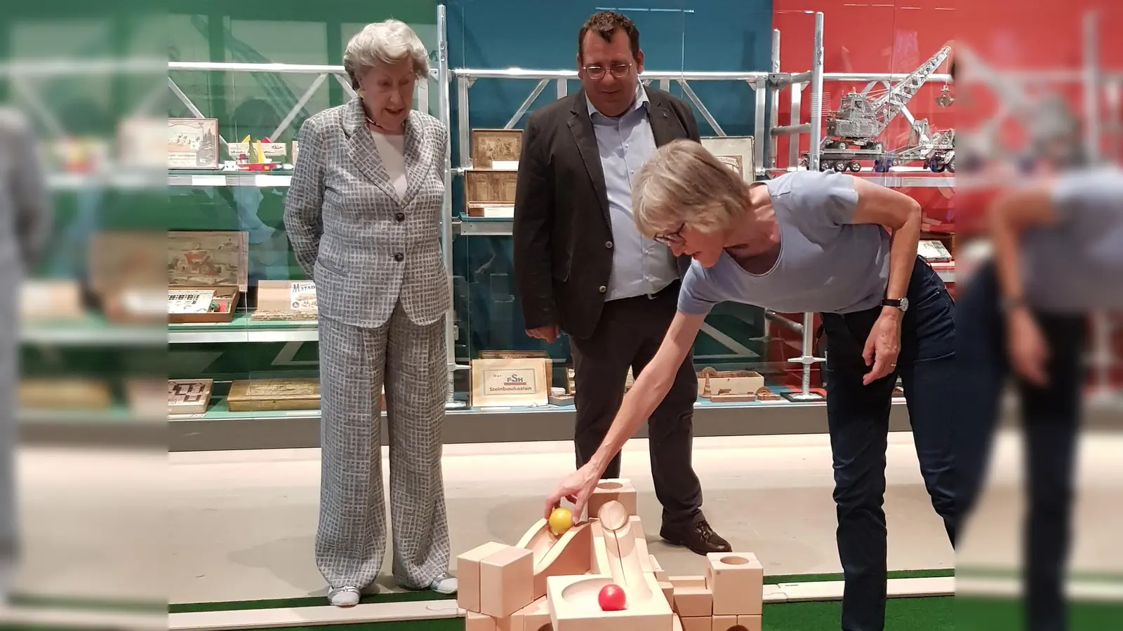 Das Team des Knauf-Museums Iphofen beim Aufbau der neuen Sonderausstellung. (Foto: Carmen Lechner)