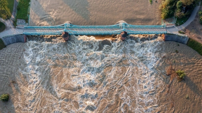 Gewaltige Wassermassen fließen in der Oder. (Foto: Maciej Kulczynski/PAP/dpa)