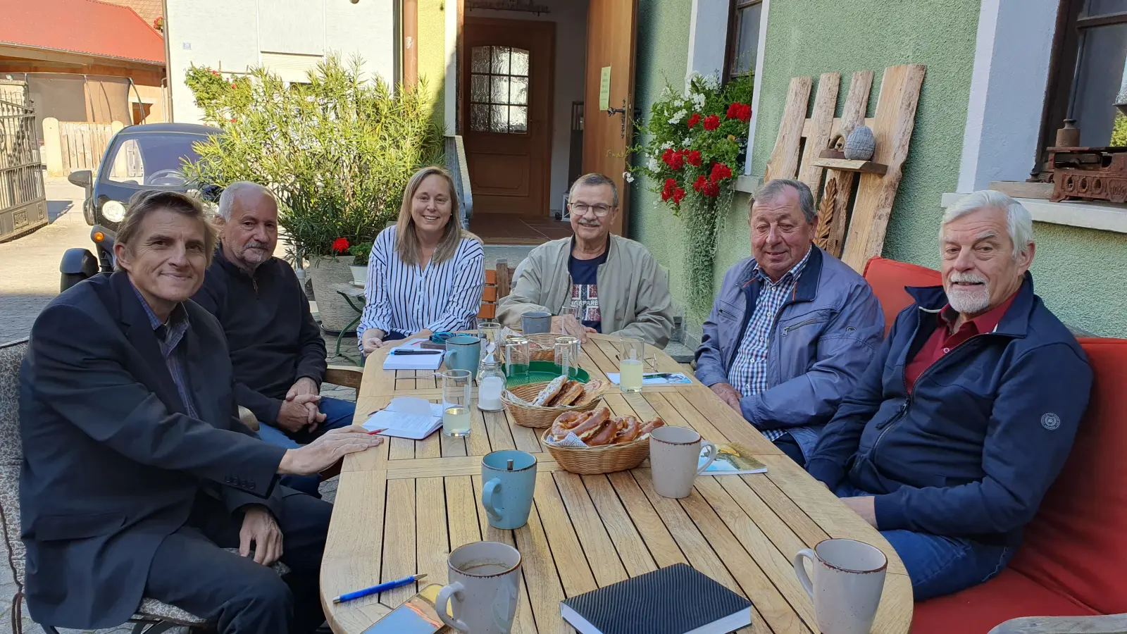 Gehören zum Kern-Team der Nachbarschaftshilfe in Illesheim (von links): Uwe Stradtner, Matthias Walter, Anja Dehner, Georg Schwarz, Gerhard Grau und Gottfried Seemann. (Foto: Anna Franck)