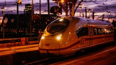 Waren im Oktober kaum pünktlicher unterwegs als zuletzt: die Fernzüge der Deutschen Bahn. (Archivbild) (Foto: Oliver Berg/dpa)