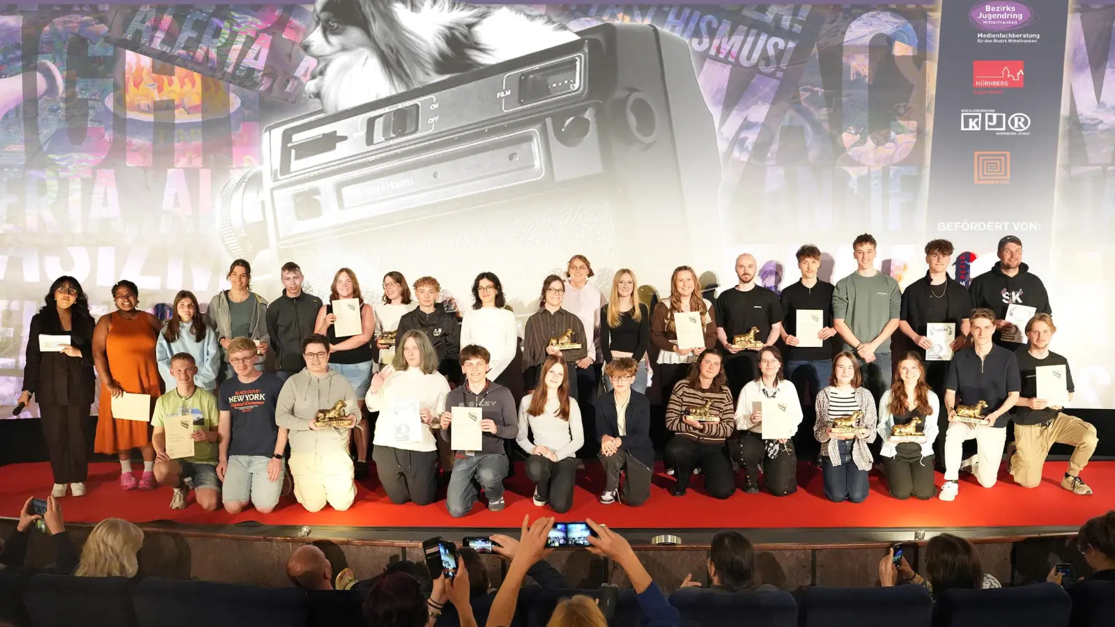 Freuen sich über ihre Auszeichnung: die Preisträgerinnen und Preisträger des 38. Mittelfränkischen Jugendfilmfestivals. (Foto: Mittelfränkisches Jugendfilmfestival)
