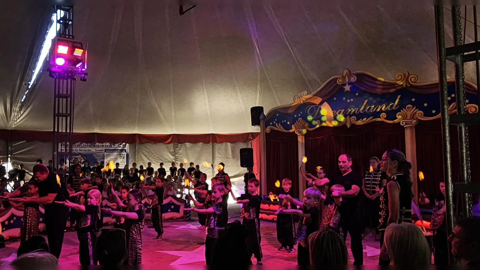 Feurige Show: Der Schulzirkus an der Grundschule in Heilsbronn förderte den Teamgeist und bot ein buntes Wochen-Finale in der Manege. (Foto: Wolfgang Grebenhof)