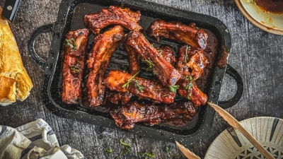 Anders als bei den üblichen Rippchensträngen werden hier die Ribs bereits vor dem Grillen einzeln geschnitten. (Foto: Anja Würfl/die-frau-am-grill.de/dpa-tmn)