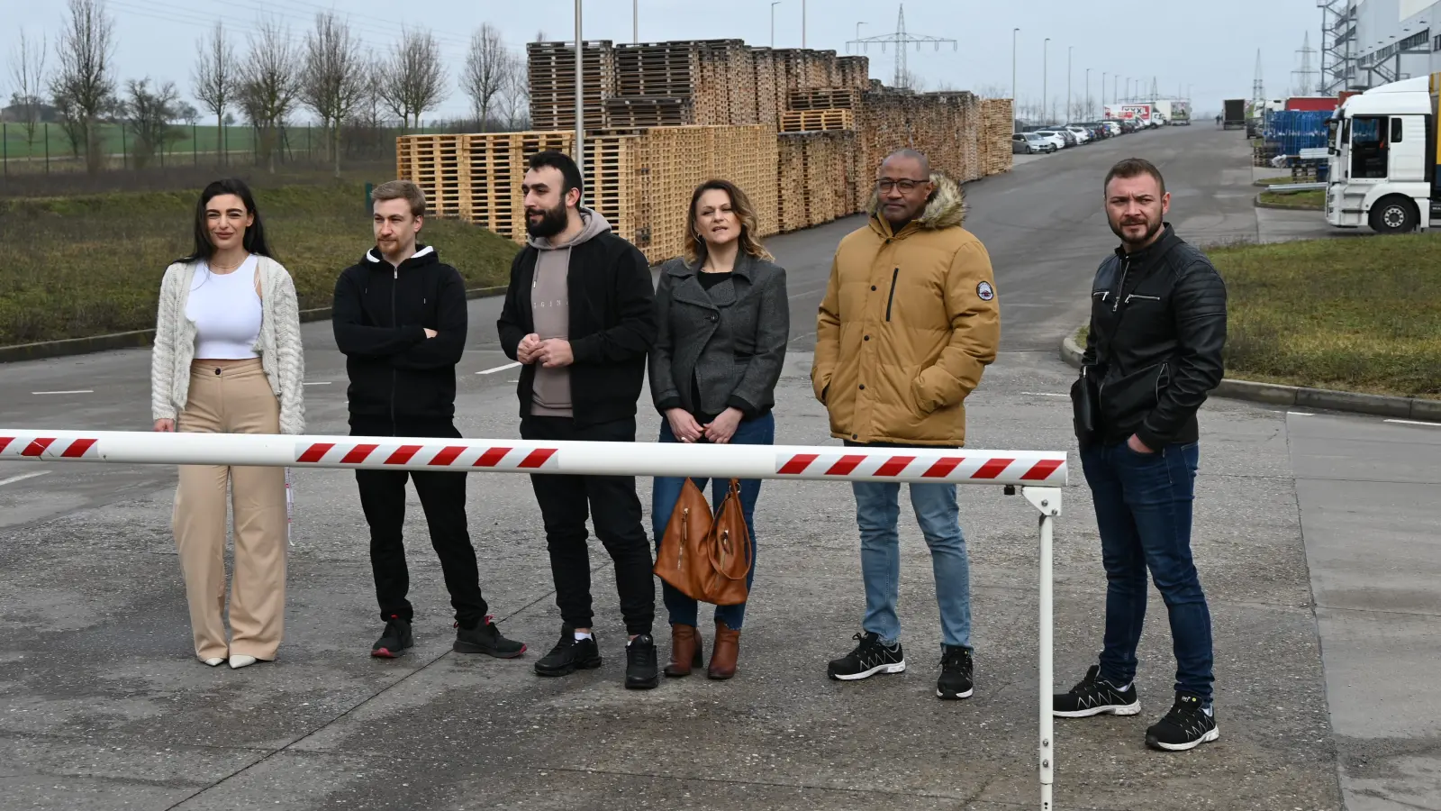 Buket Demirci, Marco Hochreuter, Abdul Abbara Ghani, Marina Stoyanova, Carlos Lampreia und Nuray Ahmed (von links) kamen ohne Probleme auf das Gelände von XXXLutz in Langensteinach.  (Foto: Manfred Blendinger)