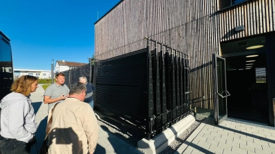Der Solar-Luft-Absorber des Energie Campus stieß auf großes Interesse im Rahmen der Fachexkursion. (Foto: Energieregion Nürnberg/Franz Hitzelsberger)