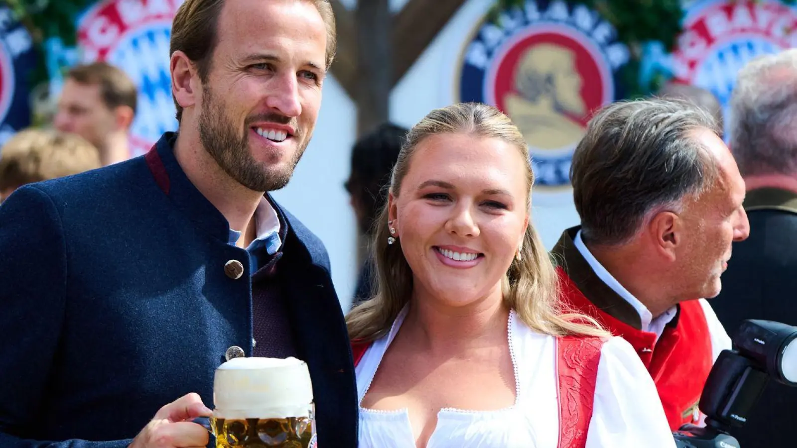 Ein Prosit auf den nächsten Tor-Rekord: Harry Kane mit Ehefrau.  (Foto: Sven Hoppe/dpa)