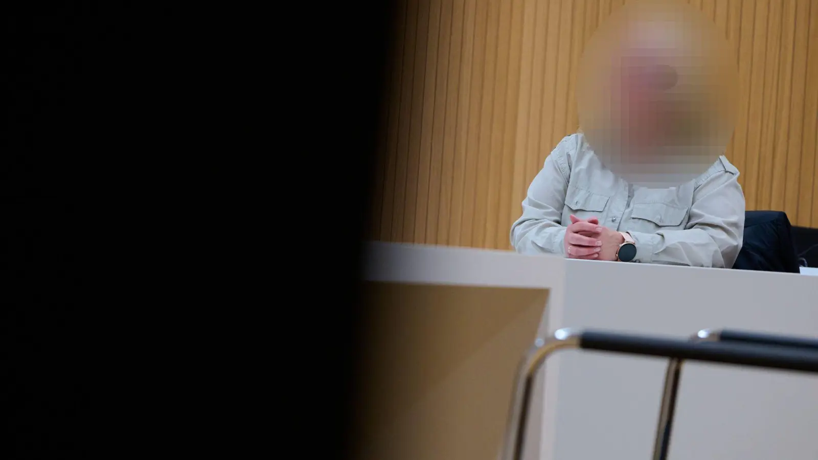 Während des zweiten Prozesstages entschuldigt sich die angeklagte Erzieherin bei den Eltern.  (Foto: Sven Hoppe/dpa)