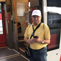 Mit Smartphone, Klickzähler und Dienstausweis ausgestattet steigt Werner Weidel gleich in den Zug und befragt die Fahrgäste. (Foto: Johannes Flierl)