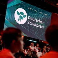 Bei der Vergabe der Auszeichnungen des Deutschen Schulpreises in Berlin kam auch eine bayerische Schule zum Zug. (Foto: Fabian Sommer/dpa)