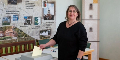 Hoffnungsvoll warf Karin Schirmer am Sonntag ihren Stimmzettel in die Wahlurne – und die Hoffnung wurde erfüllt. (Foto: Mirko Fryska)