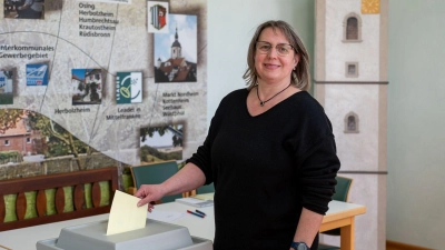 Hoffnungsvoll warf Karin Schirmer am Sonntag ihren Stimmzettel in die Wahlurne – und die Hoffnung wurde erfüllt. (Foto: Mirko Fryska)