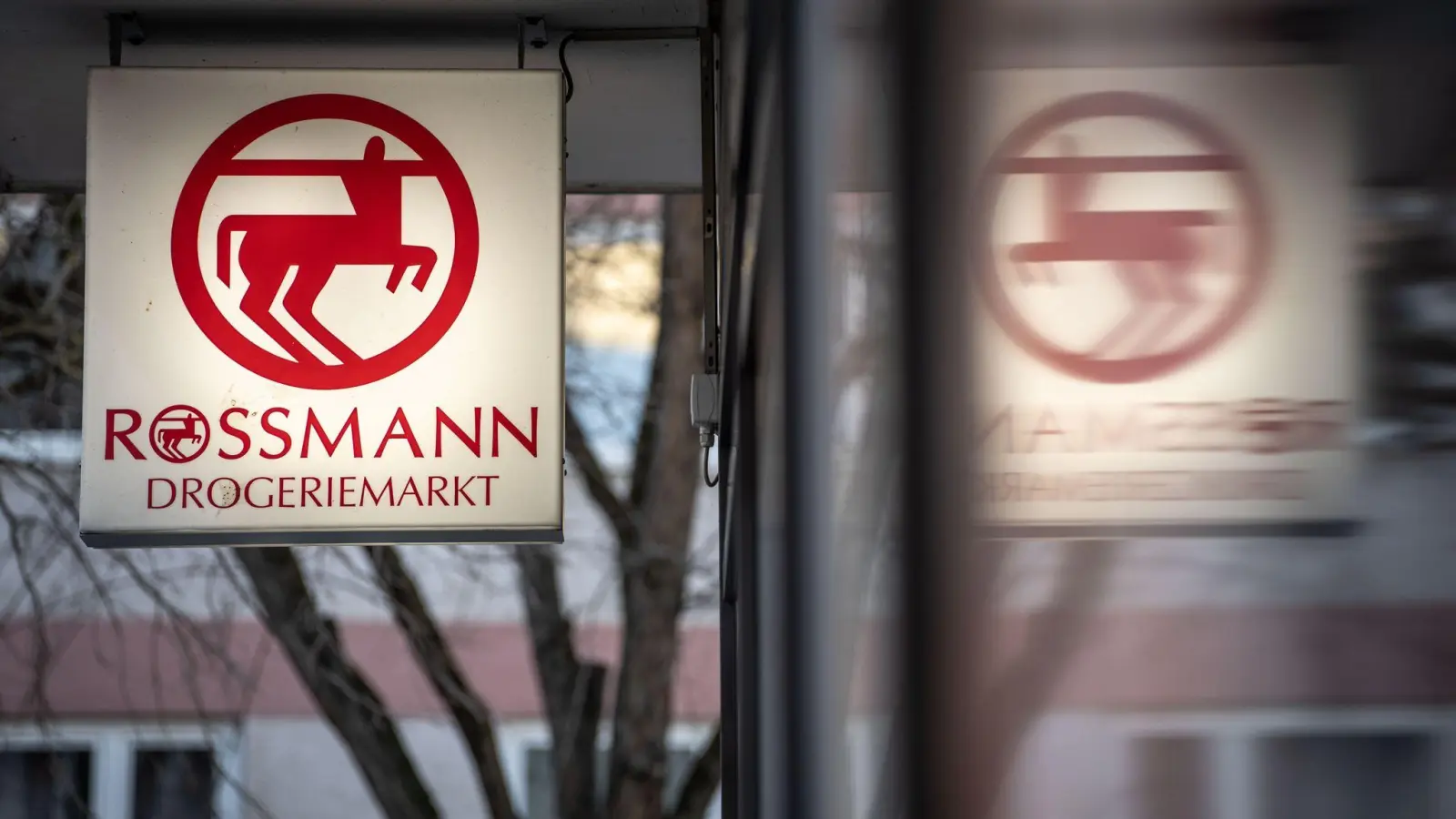 Die Drogeriekette Rossmann klagt wegen Gebühren für Kartenzahlungen. (Foto: Frank Rumpenhorst/dpa)