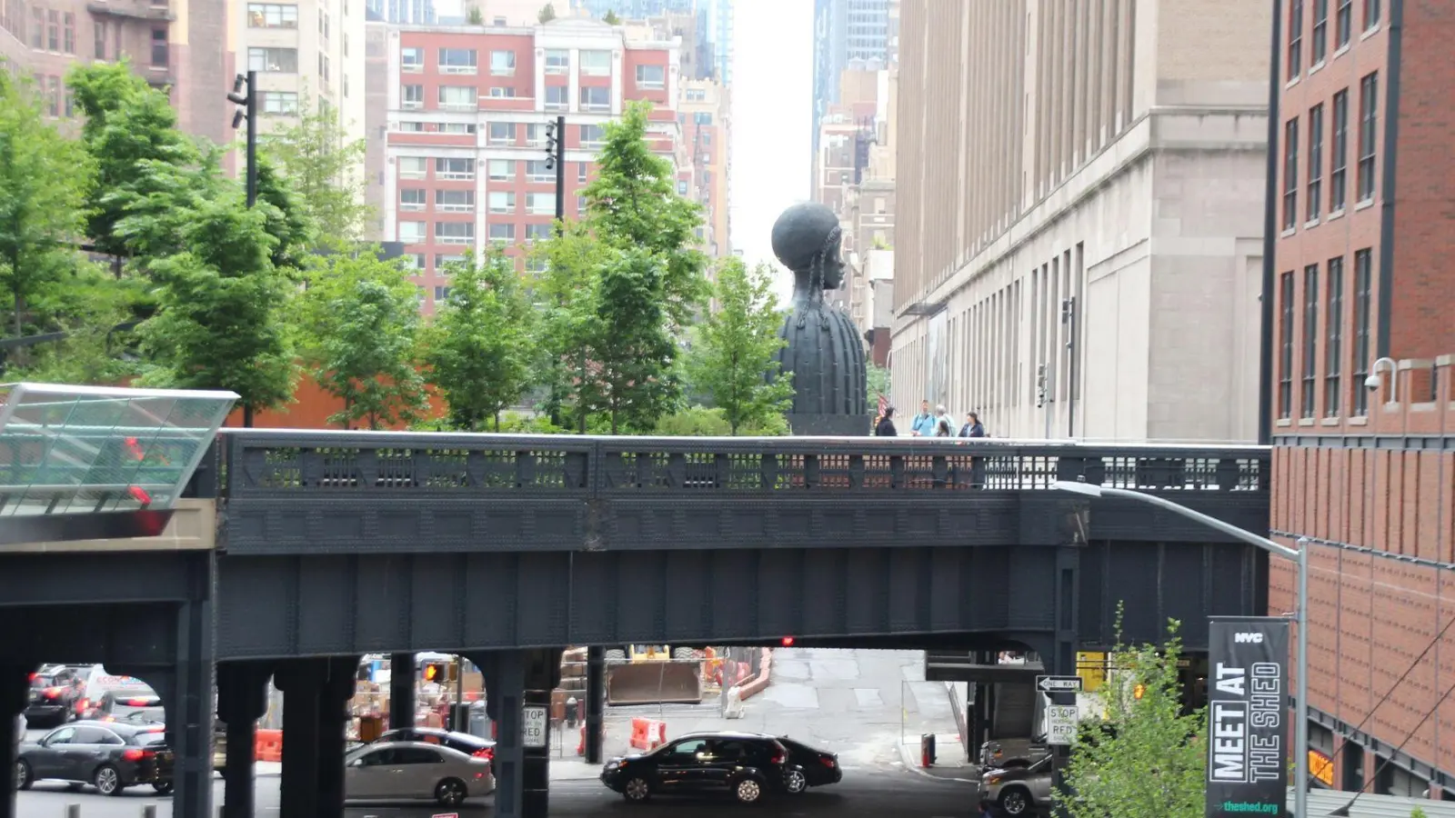 Einst eine vergammelte Hochbahntrasse ist die High Line längst ein blühender Park. (Foto: Christina Horsten/dpa)