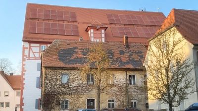 Noch nicht alltäglich: Photovoltaikmodule auf denkmalgeschützten Gebäuden. So wie in dieser Visualisierung soll die geplante Anlage auf dem Alten Landgericht in Leutershausen aussehen. (Foto: Stadtverwaltung)