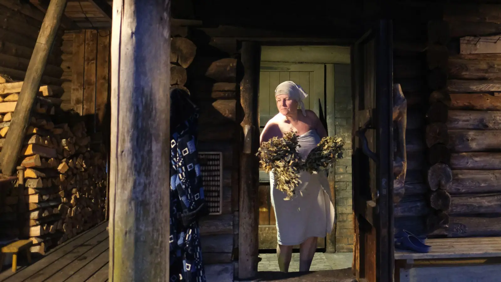 Eda Verooja in Aktion: Sie ist in Estland eine bekannte Rauchsauna-Meisterin. (Foto: Friederike Ostermeyer/dpa-tmn)