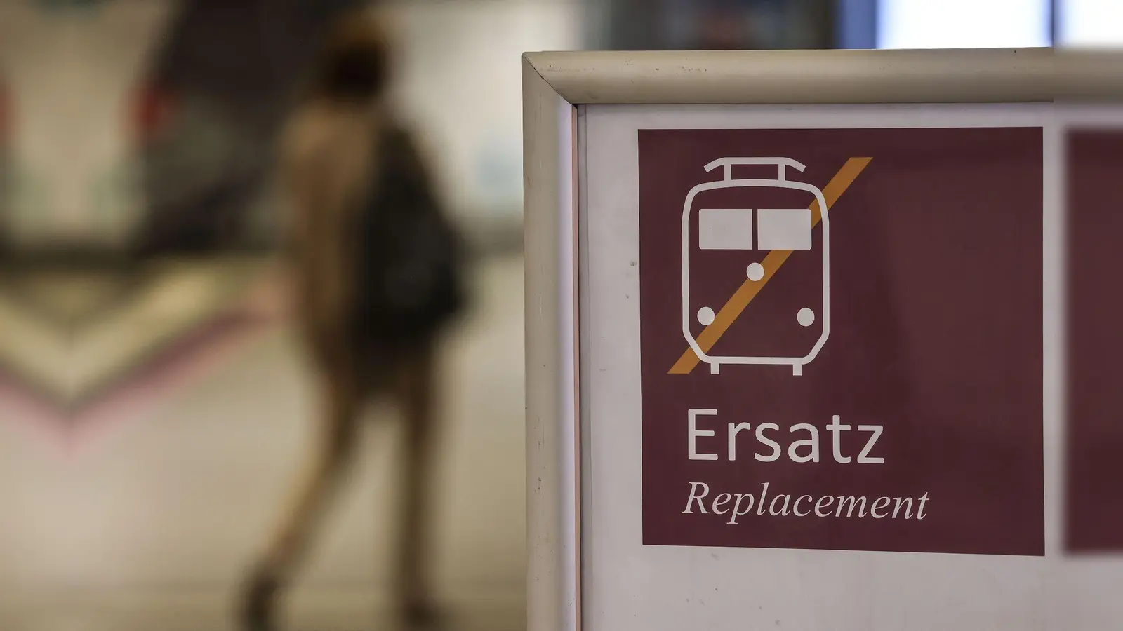 Die Bahnstrecke zwischen Ansbach und Sachsen bei Ansbach war am Dienstagabend zwischenzeitlich gesperrt. (Foto: Oliver Berg/dpa)