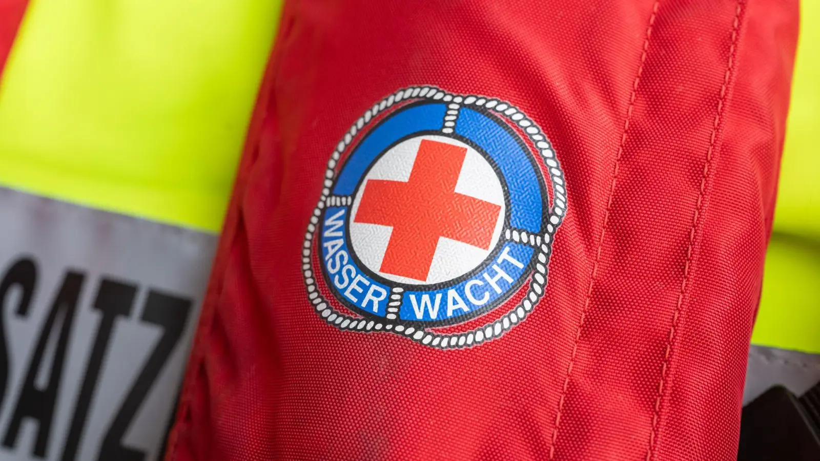 Helfer der Wasserwachten und Feuerwehren bargen die Leiche aus der Saalach. (Symbolbild) (Foto: Peter Kneffel/dpa)