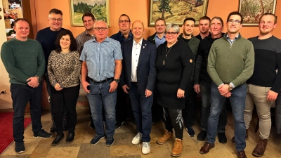 Die Freie Wählergemeinschaft Schillingsfürst setzt auf den Amtsinhaber als Bürgermeisterkandidat. Das Foto zeigt Michael Trzybinski (Siebter von links) mit den Bewerberinnen und Bewerbern um Sitze im Stadtrat. (Foto: Jochen Rößler)