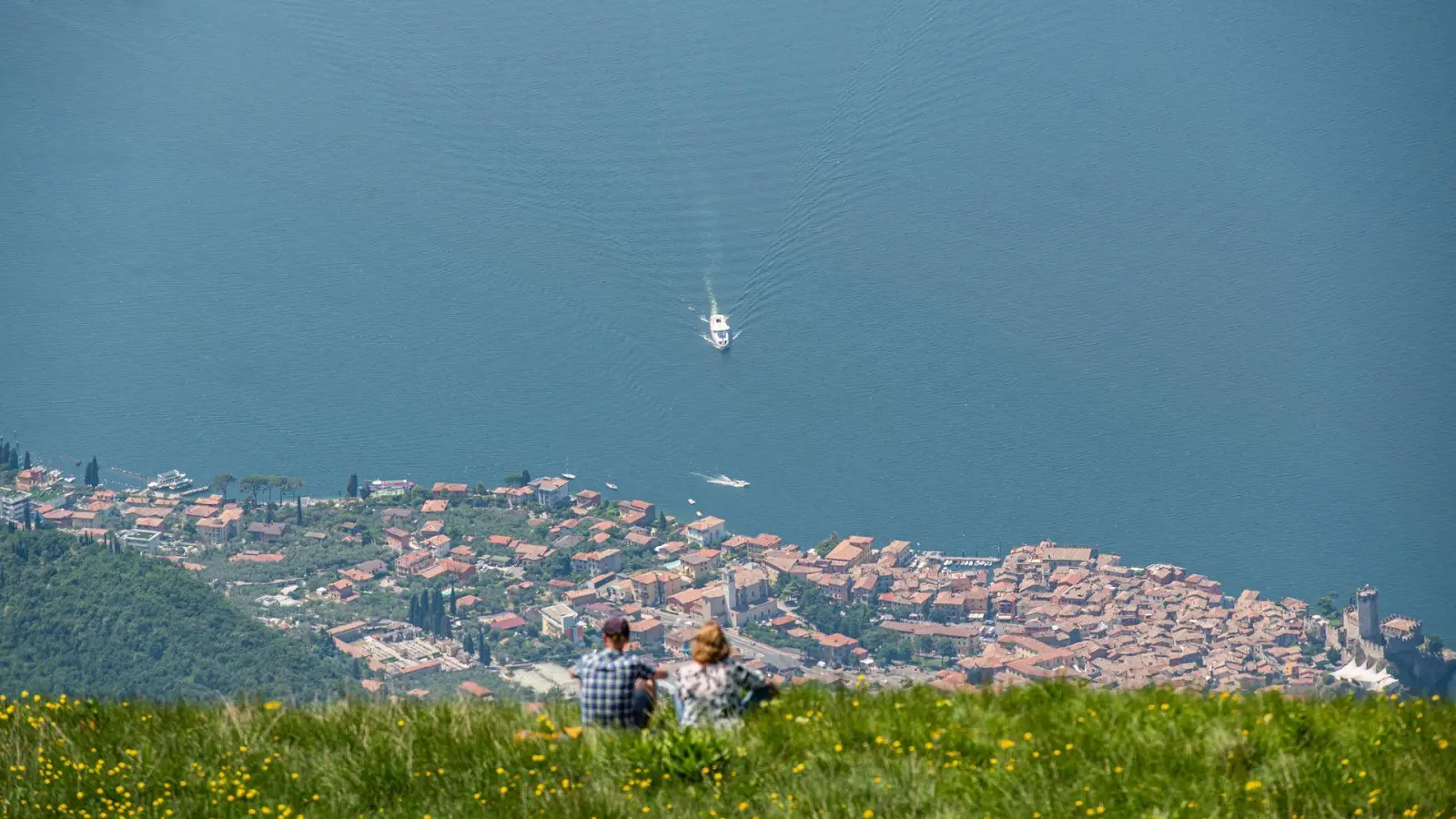 Am Gardasee, der bei Deutschen besonders beliebt ist, gab es einen schweren Ausbruch des Norovirus. Jetzt soll alles wieder in Ordnung sein. (Archivbild) (Foto: Daniel Reinhardt/dpa)