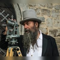 Seit 2019 bietet die Tourist-Information Feuchtwangen Themenführungen zu Johann Georg von Soldner an. In der Rolle des Gelehrten ist auf dem Bild Peter Schottmann zu sehen.  (Foto: Erich Herrmann)