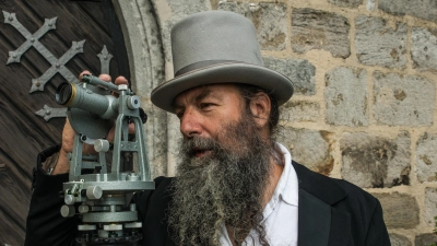 Seit 2019 bietet die Tourist-Information Feuchtwangen Themenführungen zu Johann Georg von Soldner an. In der Rolle des Gelehrten ist auf dem Bild Peter Schottmann zu sehen.  (Foto: Erich Herrmann)
