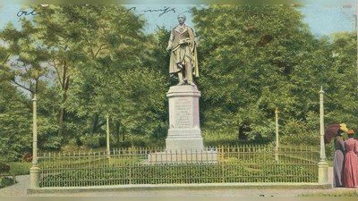 Diese historische Postkarte zeigt das Platen-Denkmal, das sich vor 100 Jahren in einem umzäunten Gärtchen erhebt. Zum Geburtstag des Dichters wird es abends beleuchtet.  (Repro: FLZ-Technik/Privatarchiv Familie Scheiderer)
