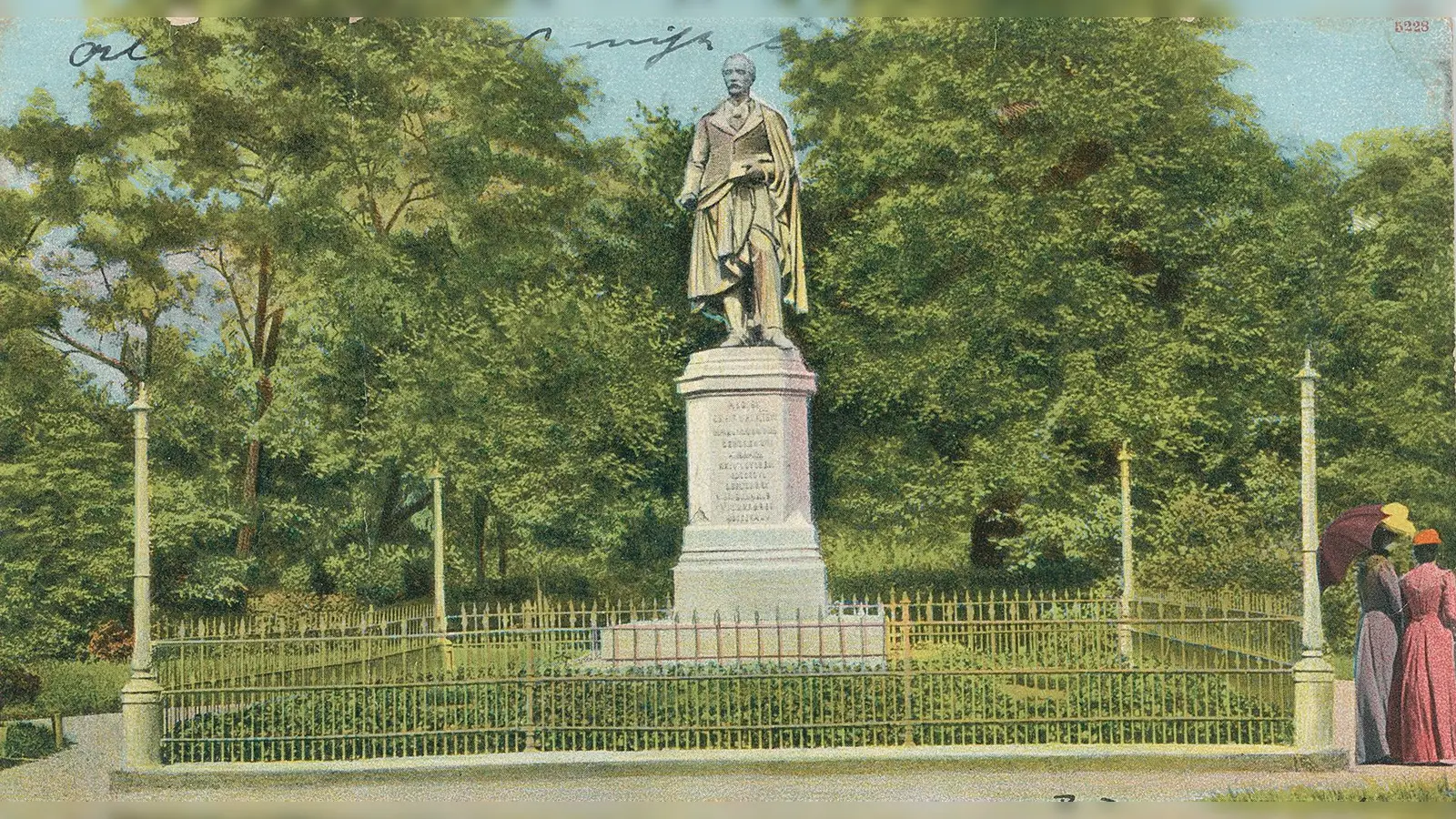 Diese historische Postkarte zeigt das Platen-Denkmal, das sich vor 100 Jahren in einem umzäunten Gärtchen erhebt. Zum Geburtstag des Dichters wird es abends beleuchtet.  (Repro: FLZ-Technik/Privatarchiv Familie Scheiderer)