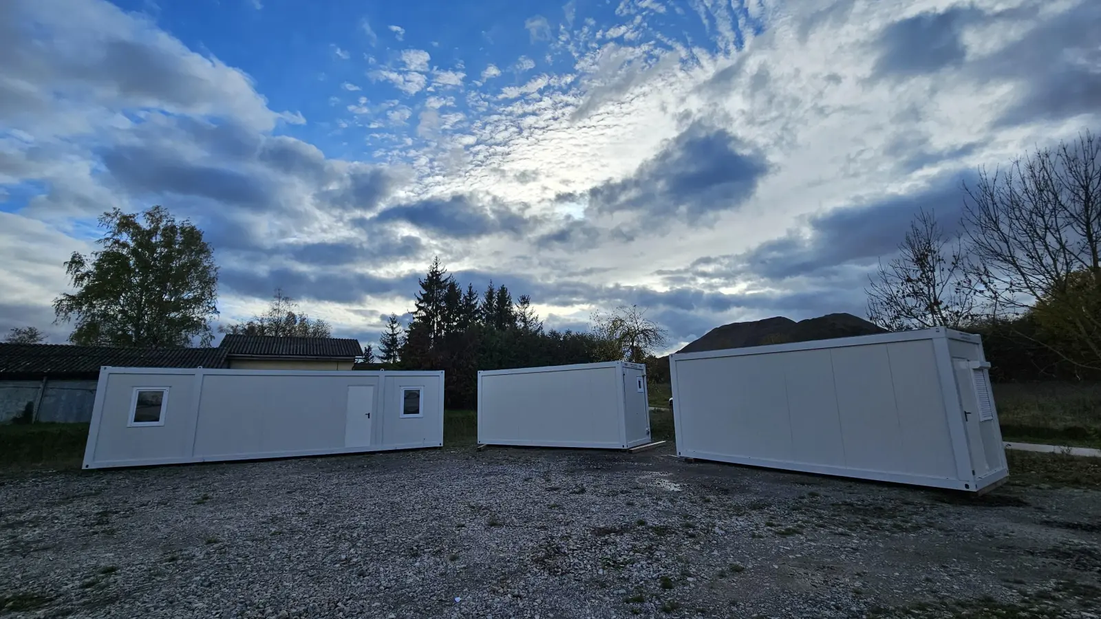 Die Container sind schon da, Bewohner aber noch nicht: In einer kleinen Siedlung an der Waldstraße, am Rande des Wiedersbacher Gewerbegebietes, stehen seit Kurzem diese drei neuen Notunterkünfte.  (Foto: Wolfgang Grebenhof)