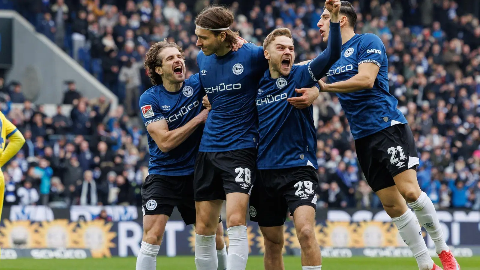 Bielefeld jubelt über den Treffer zum 1:0.  (Foto: Friso Gentsch/dpa)
