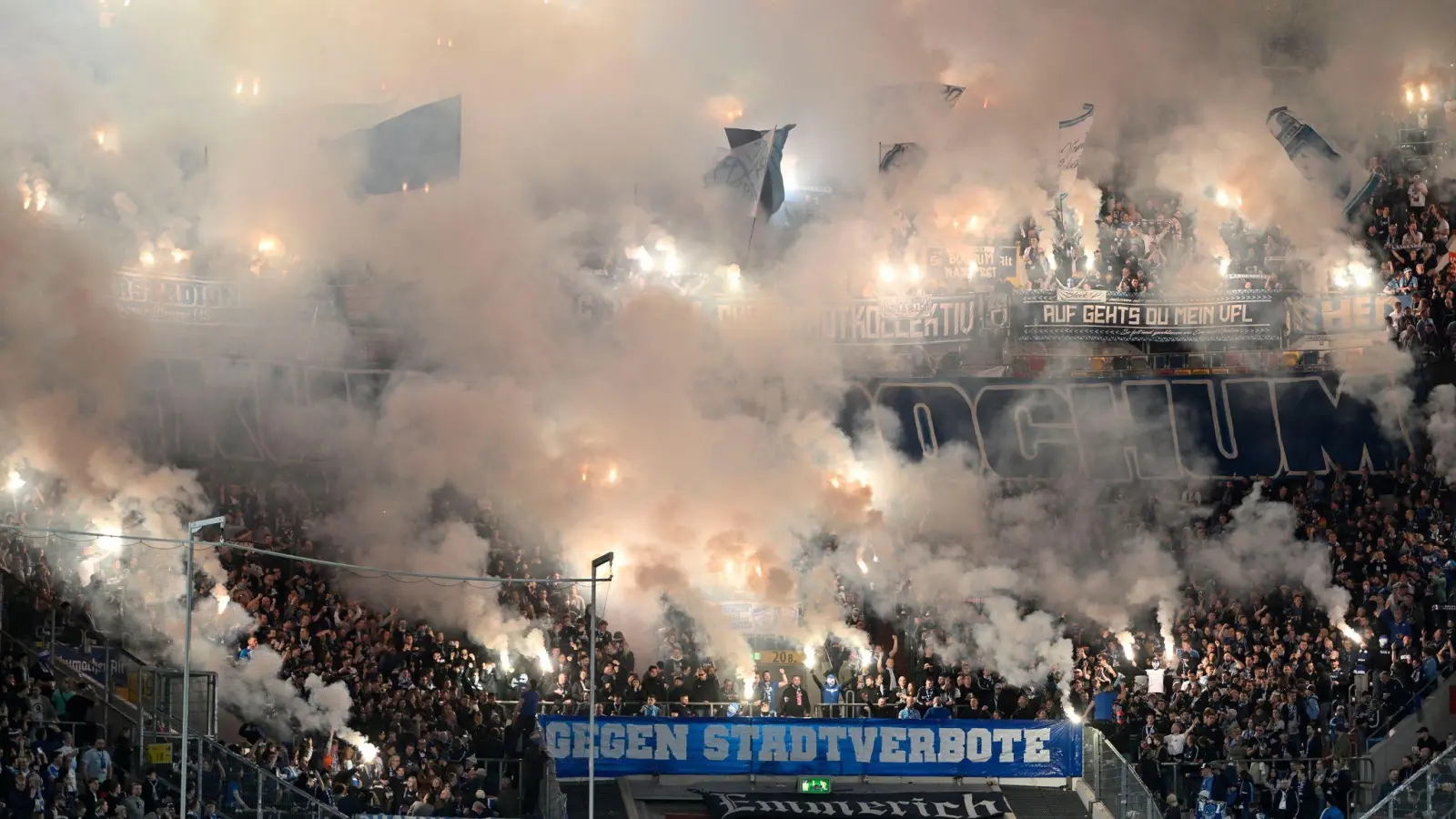 10.000 Fans haben den VfL Bochum nach Düsseldorf begleitet. Die Anreise betrug nur etwa 50 Kilometer.  (Foto: Anke Waelischmiller/dpa)