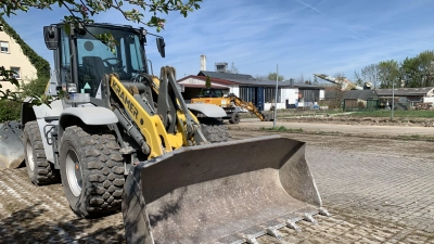 Die Bagger haben Teile des Areals an der Wiesenstraße schon aufgekratzt, ein Ärztehaus mitsamt Wohnungen im Obergeschoss und Stellplätzen soll gebaut werden. (Foto: Sylvia Fehlinger)