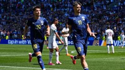 Kerim Alajbegovic (r.) brachte Bosnien-Herzegowina in Führung. (Foto: Lindsey Wasson/AP/dpa)