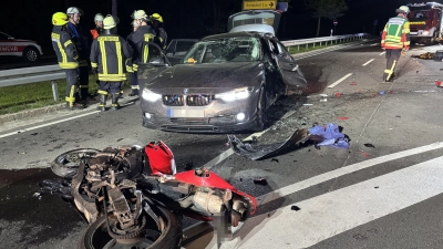 Bei einem schweren Unfall kollidierten am Samstagabend ein Auto und ein Motorrad auf der B13 nahe der Muna-Siedlung. (Foto: News5 / Kevin Weddig)
