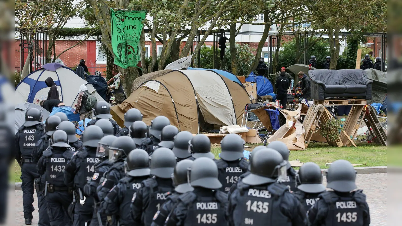 Behelmte Polizisten 2022 bei der freiwilligen Räumung des Punk-Protestcamps auf Sylt. (Foto: Bodo Marks/dpa)