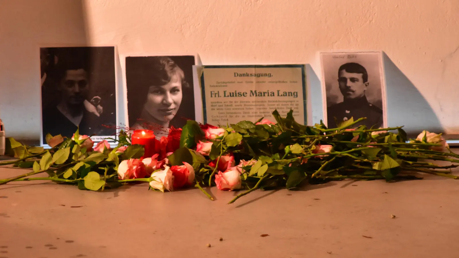 Mit Fotos und Blumen wurden die Ermordeten geehrt. (Foto: Kurt Güner)