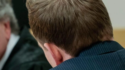 Der angeklagte Jurist (nur sein Hinterkopf ist zu sehen) sieht strafrechtlich keine Schuld bei sich. (Foto: David Ebener/dpa)