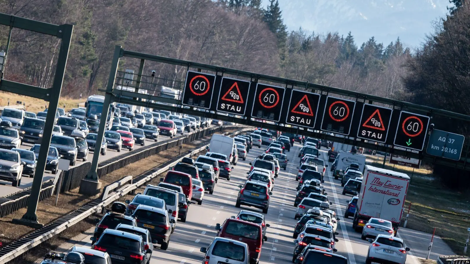 Auf der Autobahn 8 Richtung Alpen dürfte es rund um Ostern wieder viele Staus geben. (Archivbild) (Foto: Matthias Balk/dpa)