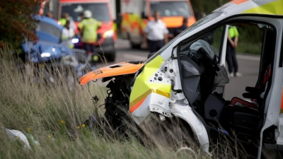 Ein verunfallter Krankenwagen steht an der Unfallstelle. (Foto: Zahn/vifogra/dpa)